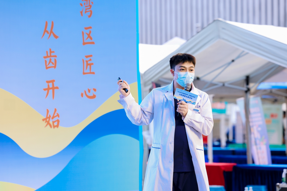 醫生上台講解口腔知識 醫生上台講解口腔知識