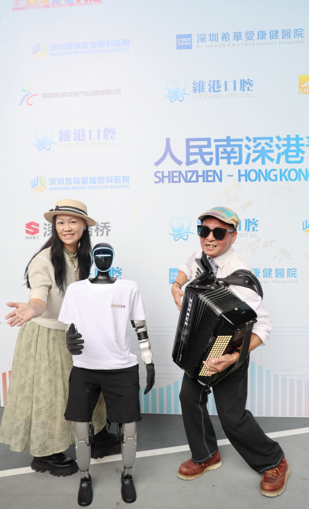 香港歌手在深港青春大道前合影