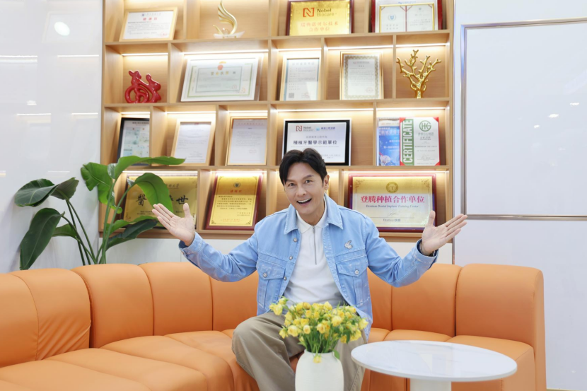 關禮傑驚喜現身維港口腔出任明星一日CEO