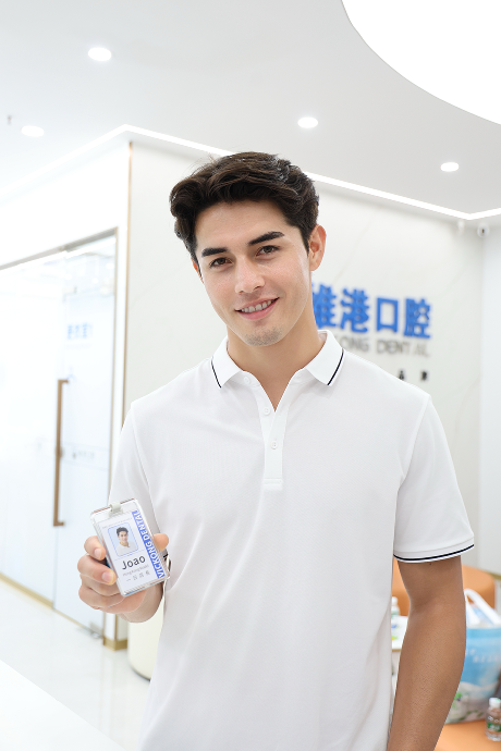 Joao以「一日明星店長」身份現身維港口腔